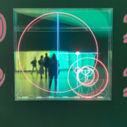 2019 vs 2022 Beitragsbild mit einem Lichtkunstwerk als Symbol für die neue digitale Realität