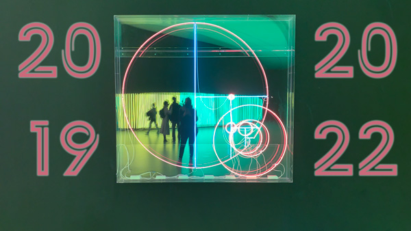 2019 vs 2022 Beitragsbild mit einem Lichtkunstwerk als Symbol für die neue digitale Realität